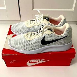 Mens White and Black Nike Tanjun Sneakers Size 11